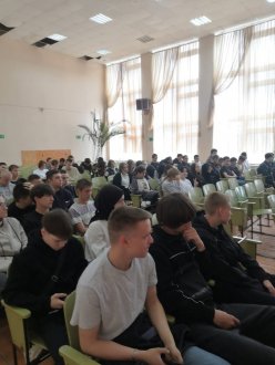 "Уступи дорогу поездам! "